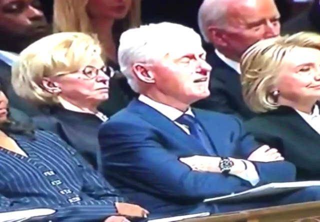<a class='keyword-sd' href='/baba/' title='Baba'>Baba</a> Bush'un Cenaze Töreninde Uyuyan Bill Clinton ve Joe Biden, Dünyanın Gündemine Düştü