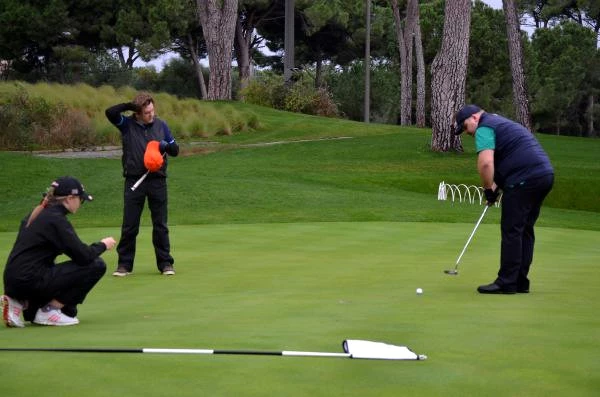 Golf Turnuvasında Tek Atışta Topu Deliğe Sokacak Oyuncu, 1 Kilo Altın Kazanacak