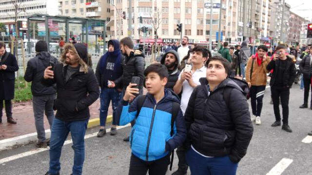 İntihara Kalkışan Adam, Kalabalığın Toplandığını Görünce 'Fener Kümeye Galatasaray Şampiyon' Diye Bağırmaya Başladı İntihara Kalkışan Adam, Kalabalığı Görünce