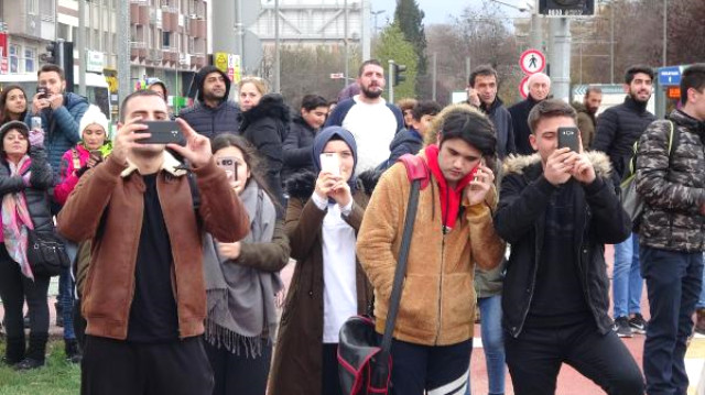 İntihara Kalkışan Adam, Kalabalığın Toplandığını Görünce 'Fener Kümeye Galatasaray Şampiyon' Diye Bağırmaya Başladı İntihara Kalkışan Adam, Kalabalığı Görünce