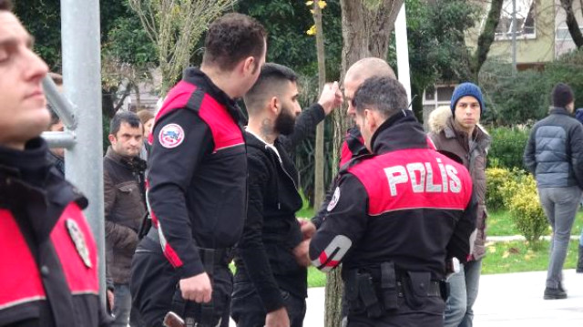 İntihara Kalkışan Adam, Kalabalığın Toplandığını Görünce 'Fener Kümeye Galatasaray Şampiyon' Diye Bağırmaya Başladı İntihara Kalkışan Adam, Kalabalığı Görünce
