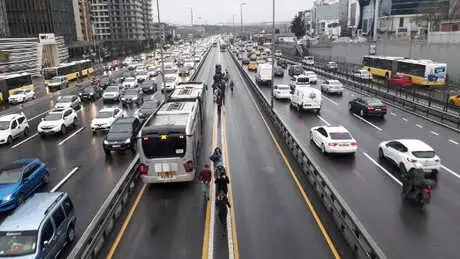 Metrobüs Arızası Nedeniyle Uzun Kuyruklar Oluştu