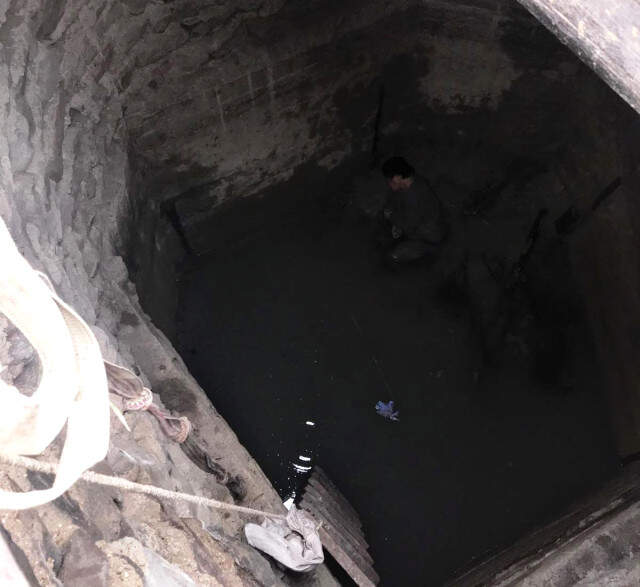 Zihinsel Engelli Kadın, Donmak Üzereyken Su Kuyusunda Bulundu! Zihinsel Engelli Kadın, Su Kuyusunda Donmak Üzereyken Bulundu!