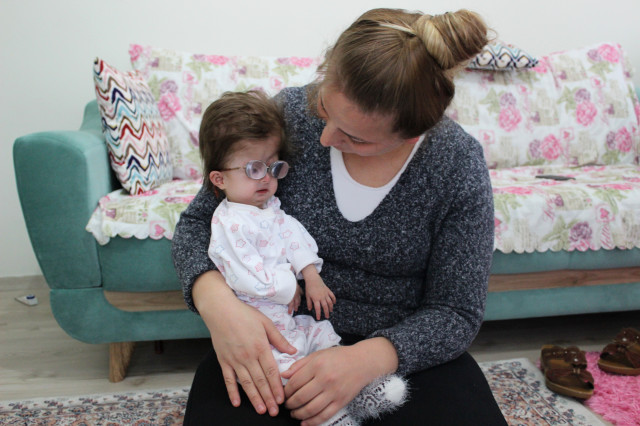 2 Yaşındaki Hatice, Hastalığı Nedeniyle 3 Aylık Bebek Gibi Görünüyor