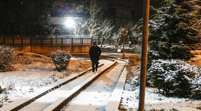 Ankara'da Mevsimin İlk Karı Yağdı Ankara'da Vatandaşlara Büyük Sürpriz! Mevsimin İlk Karı Yağdı