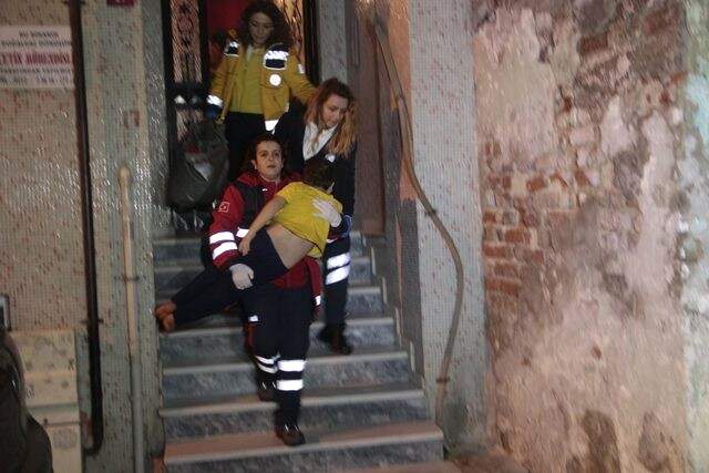 Bir Binanın Çatı Katında Yangın Çıktı, 4'ü Çocuk 7 Kişi Yaralandı Bir Binanın Çatı Katında Yangın Çıktı, 4'ü Çocuk 7 Kişi Yaralandı