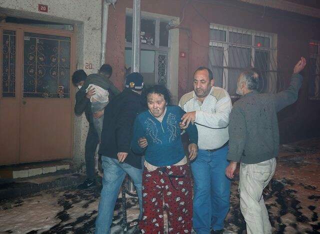 Bir Binanın Çatı Katında Yangın Çıktı, 4'ü Çocuk 7 Kişi Yaralandı Bir Binanın Çatı Katında Yangın Çıktı, 4'ü Çocuk 7 Kişi Yaralandı
