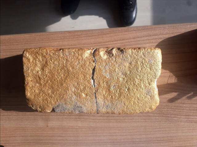 Külçe Altın Diye Parke Taşı Sattılar Boyadıkları Parke Taşını Külçe Altın Diye Sattılar