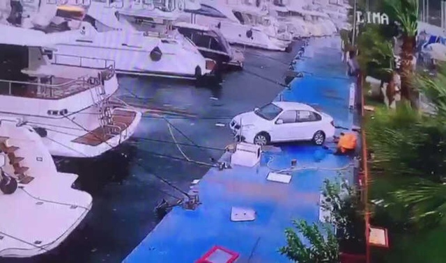 Gören Telefonuna Sarıldı! Marmaris'te Yaşanan Hortum Felaketi Kamerada