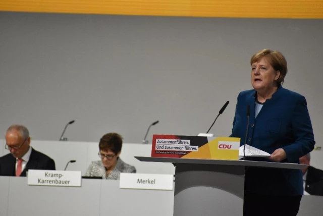 Merkel, Partisine Veda Ederken Gözyaşlarını Tutamadı