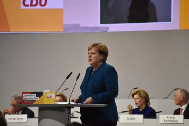 Merkel, Partisine Veda Ederken Gözyaşlarını Tutamadı