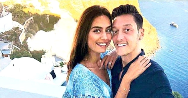 Oyuncu Amine Gülşe'nin Nişanlısı Mesut Özil, 70 Kadınla Partide Görüntülendi
