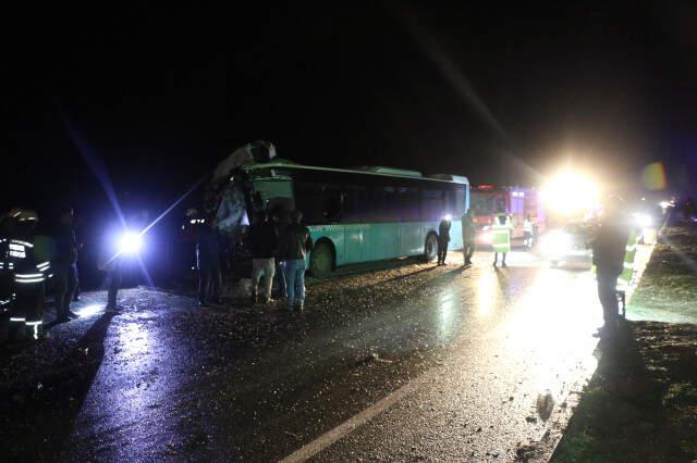 Diyarbakır'da Yolcu Otobüsü ile Kamyon Çarpıştı: Çok Sayıda Ölü ve Yaralı Var