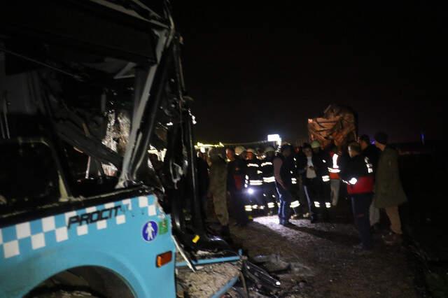 Diyarbakır'da Yolcu Otobüsü ile Kamyon Çarpıştı: Çok Sayıda Ölü ve Yaralı Var