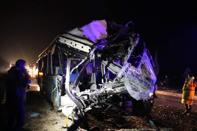 Diyarbakır'da Yolcu Otobüsü ile Kamyon Çarpıştı: Çok Sayıda Ölü ve Yaralı Var