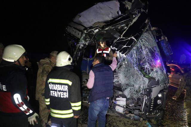 Diyarbakır'da Yolcu Otobüsü ile Kamyon Çarpıştı: Çok Sayıda Ölü ve Yaralı Var