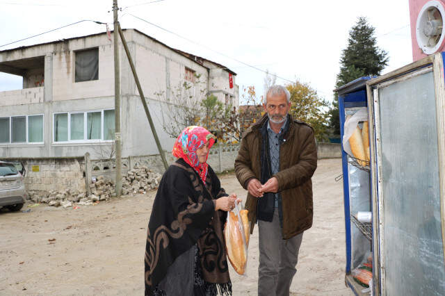 13 Yıldır Seyyar Bakkal Hizmeti Veren Muhtara Köy Halkı Dua Ediyor 13 Yıldır Seyyar Bakkal Hizmeti Veren Muhtara Köy Halkı Dua Ediyor