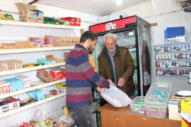 13 Yıldır Seyyar Bakkal Hizmeti Veren Muhtara Köy Halkı Dua Ediyor 13 Yıldır Seyyar Bakkal Hizmeti Veren Muhtara Köy Halkı Dua Ediyor