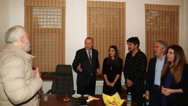 Cumhurbaşkanı Erdoğan'dan Ünlü Oyunculara Sürpriz Ziyaret Cumhurbaşkanı Erdoğan'dan Ünlü Oyunculara Sürpriz Ziyaret