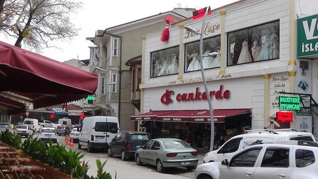 Gelinlikçinin Çatıya Koyduğu Manken, Yoldan Geçenlerin Yüreğini Ağzına Getiriyor