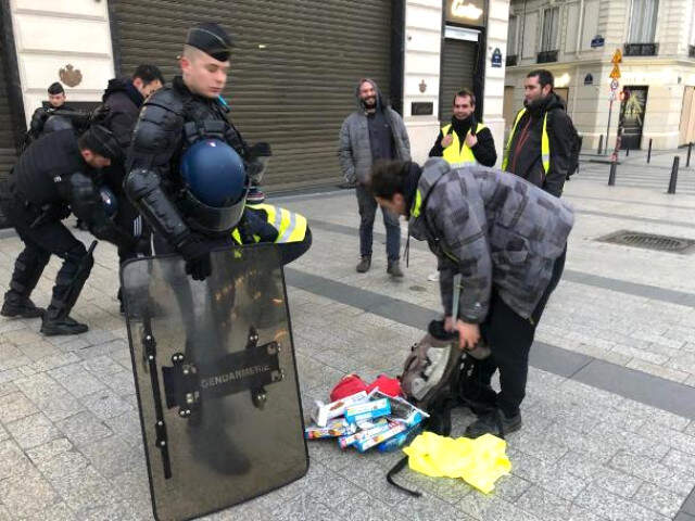 Paris'te Büyük Gösteri Öncesi Polis Harekete Geçti! 32 Eylemci Gözaltına Alındı Paris'te Büyük Gösteri Öncesi Polis Harekete Geçti! 32 Eylemci Gözaltına Alındı