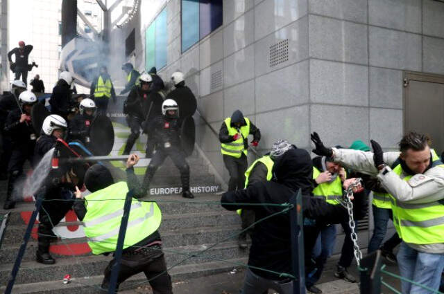 Sarı Yelekliler'in Brüksel'deki Protestosu Büyüyor! En Az 100 Eylemci Gözaltına Alındı Sarı Yelekliler'in Brüksel'deki Protestosunda En Az 100 Eylemci Gözaltına Alındı