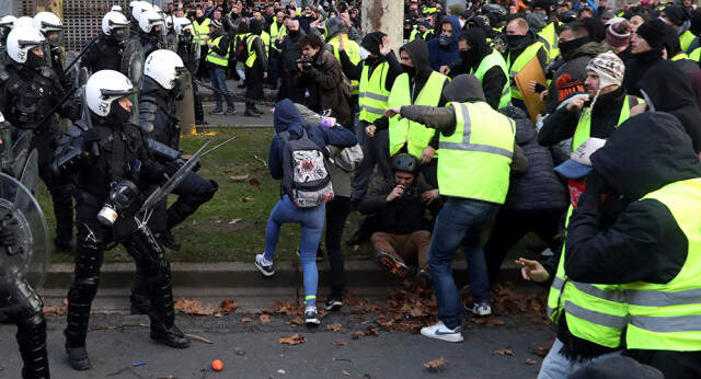Sarı Yelekliler'in Brüksel'deki Protestosu Büyüyor! En Az 100 Eylemci Gözaltına Alındı Sarı Yelekliler'in Brüksel'deki Protestosunda En Az 100 Eylemci Gözaltına Alındı