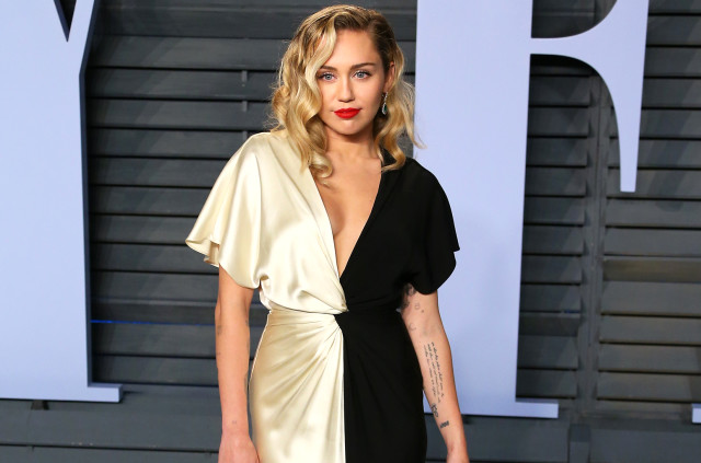 Yıldız Şarkıcı Miley Cyrus, Albüm Tanıtımını Üstsüz Paylaşımla Yaptı