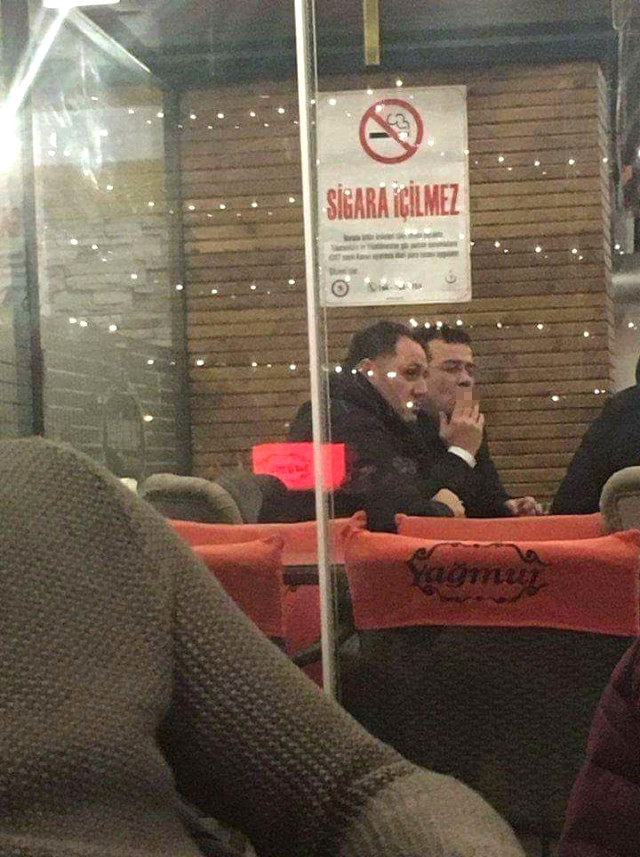 AK Partili Belediye Başkanı, 'Sigara İçilmez' Levhasının Önünde Sigara İçerken Görüntülendi