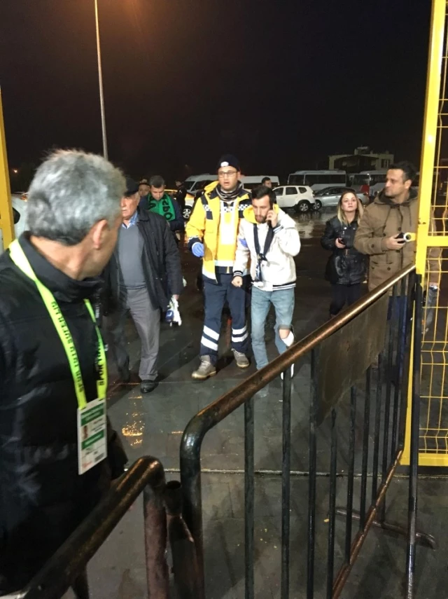 Fenerbahçeli Taraftarlar Akhisar'da <a class='keyword-sd' href='/kavga/' title='Kavga'>Kavga</a> Etti: 1 Yaralı