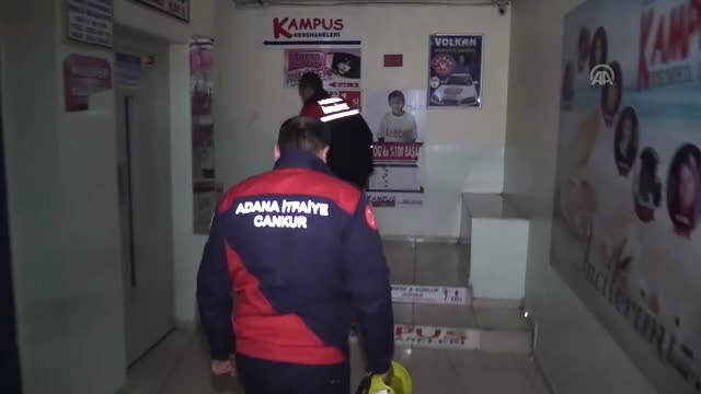 Asansörde Kalan Vatandaş, Çekirdek Çitleyerek Kurtulmayı Bekledi Asansörde Kalan Vatandaş, Çekirdek Çitleyerek Kurtulmayı Bekledi