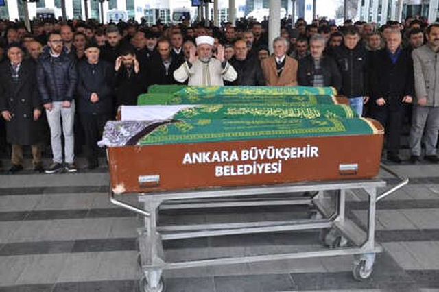 Katil Zanlısı, Öldürdüğü Eşine ve Baldızına Mezar Kazıp Fotoğrafını Göndermiş