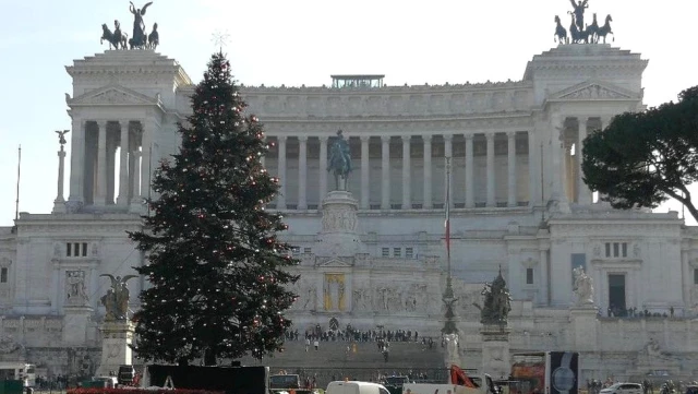 Roma'da İkinci Noel Ağacı Vakası: Netflix Sponsorluğundaki Ağaç Tartışılıyor