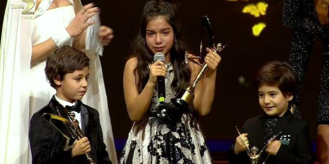 En İyi Çocuk Oyuncu Ödülü'ne Layık Görülen Kübra Süzgün, Sahnede Gözyaşlarına Boğuldu