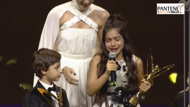 En İyi Çocuk Oyuncu Ödülü'ne Layık Görülen Kübra Süzgün, Sahnede Gözyaşlarına Boğuldu