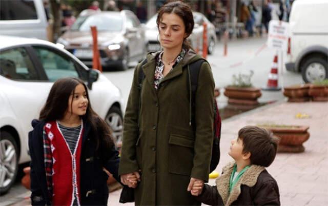 En İyi Çocuk Oyuncu Ödülü'ne Layık Görülen Kübra Süzgün, Sahnede Gözyaşlarına Boğuldu