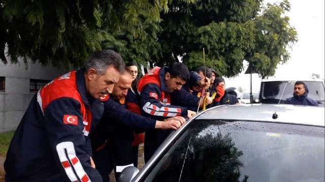 Kapısı Kilitlenen Otomobilde Mahsur Kalan <a class='keyword-sd' href='/bebek/' title='Bebek'>Bebek</a> Kurtarıldı