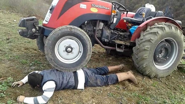 Mazot Fiyatlarına İsyan Eden Vatandaş, Tepki İçin Traktörü Üstüne Çıkardı