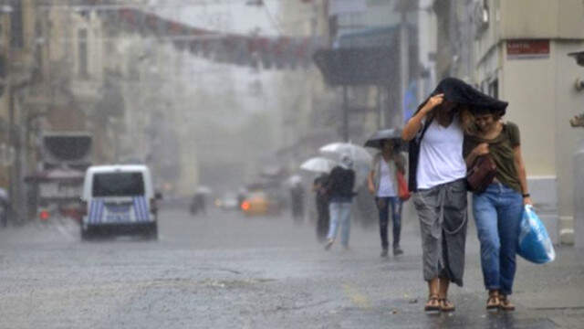 Meteoroloji Uyardı: İstanbul'da İş Çıkışı Şiddetli Yağmur Bekleniyor Meteoroloji Uyardı: İstanbul'da İş Çıkışı Şiddetli Yağmur Bekleniyor