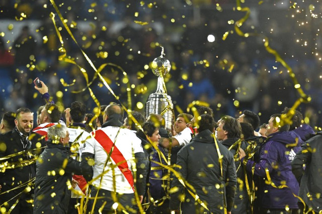 River Plate, Boca Juniors'a Karşı Alınan Libertadores Kupasını Kutluyor