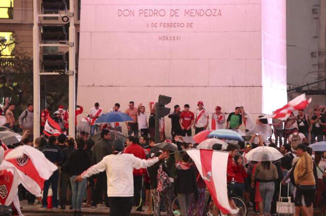 River Plate, Boca Juniors'a Karşı Alınan Libertadores Kupasını Kutluyor