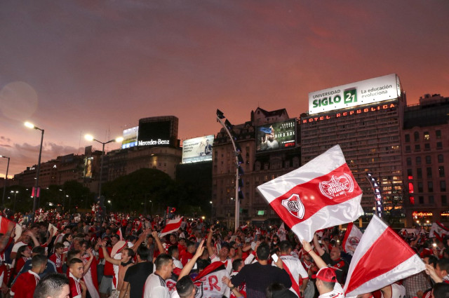 River Plate, Boca Juniors'a Karşı Alınan Libertadores Kupasını Kutluyor
