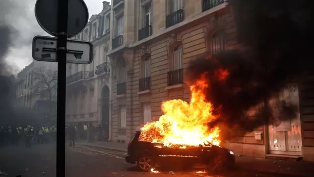 Sarı Yelekliler Protestosu: Macron Sendikaların ve İş Veren Örgütlerinin Temsilcileriyle Görüşecek