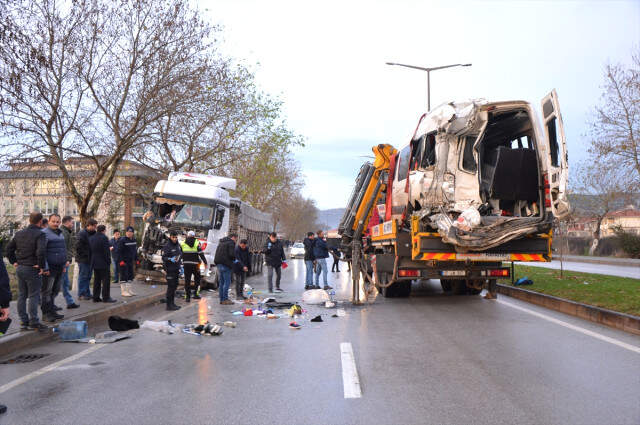 Son Dakika! Çanakkale'nin Biga İlçesinde, İşçileri Taşıyan Minibüs ile TIR Çarpıştı: 4 Ölü, 16 Yaralı Çanakkale'nin Biga İlçesinde, İşçileri Taşıyan Minibüs ile TIR Çarpıştı: 4 Ölü, 16 Yaralı