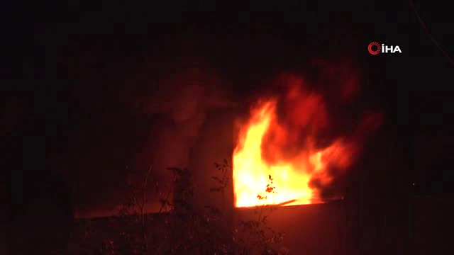 Maltepe'de Plastik Fabrikasında Çıkan Yangında Alevler Tüm Binayı Sardı
