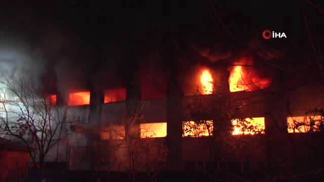 Maltepe'de Plastik Fabrikasında Çıkan Yangında Alevler Tüm Binayı Sardı