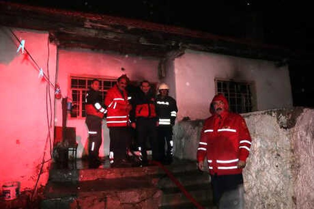Yangında Ölen Minik Atakan'ın Kapı Önündeki Ayakkabıları Görenleri Ağlattı