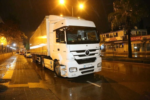 Kaza Yapan Sürücülere Yardım İçin Durdu, Bacağından Vuruldu