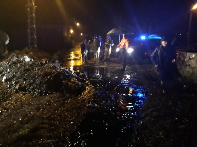 BOTAŞ'a Ait Boru Hattına Yıldırım Düştü, Mahalleyi Petrol Bastı