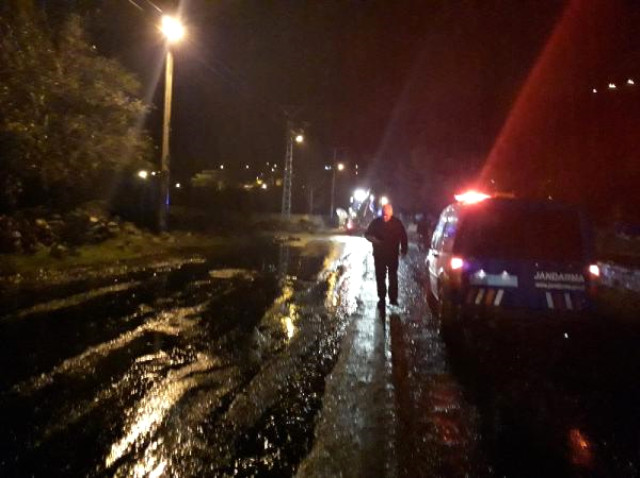 BOTAŞ'a Ait Boru Hattına Yıldırım Düştü, Mahalleyi Petrol Bastı
